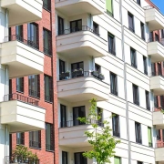 Häuserfront mit Balkonen - Vom Eigentümer zum Mieter